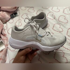 Nike Women's Light Gray Sneakers